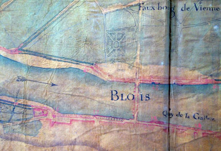 Plan de la Loire dans la traversée du département du Loir-et-Cher, 2 mai 1812, ingénieur Cabaille. Détail sur la ville de Blois. (archives nationales, F 14 608/1). ; Plan de la Loire dans la traversée du département du Loir-et-Cher, 2 mai 1812, ingénieur Cabaille. Détail sur la ville de Blois. (archives nationales, F 14 608/1).