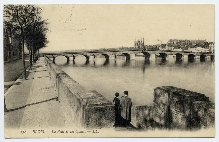 Rive gauche, en amont du pont Jacques Gabriel. Carte postale ancienne. (archives départementales du Loir-et-Cher, 6 Fi 18/35).