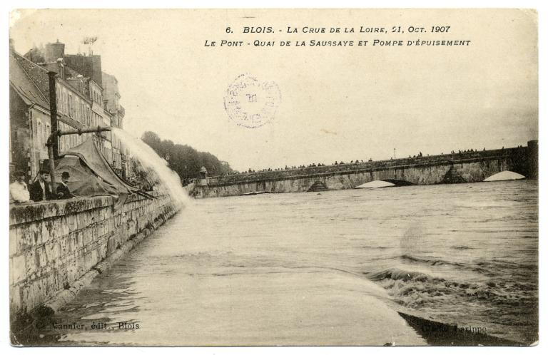 Pompe d'épuisement installée quai de la Saussaye, rive droite, en aval du pont Jacques Gabriel. Carte postale ancienne (vue prise lors de la crue de octobre 1907). (archives départementales du Loir-et-Cher, 6 Fi 18/374).
