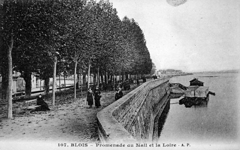Le quai situé entre le pont Jacques Gabriel et le port Saint-Jean, rive droite. Vue prise du pont vers l'amont. Carte postale ancienne. (archives départementales du Loir-et-Cher, 29 Fi 73).