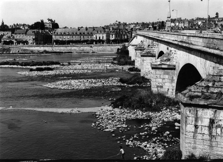 La Loire en amont du pont Jacques Gabriel, vue prise depuis la rive droite et vers la rive gauche. Photographie ancienne (années 1950 ?). (archives départementales du Loir-et-Cher, 11 Fi 3838).