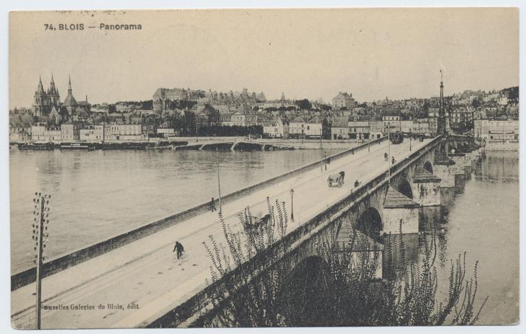 La rive droite en aval du pont Jacques Gabriel. Carte postale ancienne. (archives départementales du Loir-et-Cher, 6 Fi 18/788).