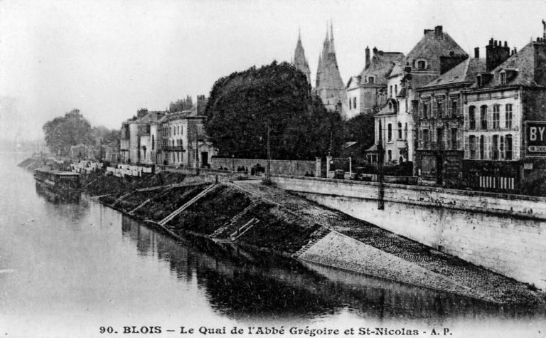 Le port Vieil vers 1900, vue prise du pont vers l'aval. Carte postale ancienne. (archives départementales du Loir-et-Cher, 16 Fi 211). ; Le port Vieil vers 1900, vue prise du pont vers l'aval. Carte postale ancienne. (archives départementales du Loir-et-Cher, 16 Fi 211).