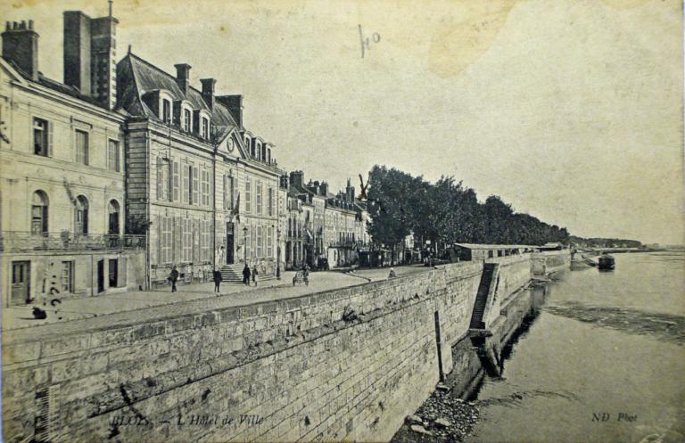 Le quai longeant le Mail, rive droite en amont du pont Jacques Gabriel. Vue prise depuis le pont vers l'amont. Carte postale ancienne. (archives départementales du Loir-et-Cher, 5 Fi 319).