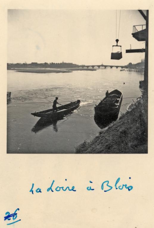 La Loire à Blois : aménagement pour l'embarquement de marchandises, emplacement non déterminé. Photographie ancienne non datée. (archives départementales du Loir-et-Cher, 11 Fi 586).