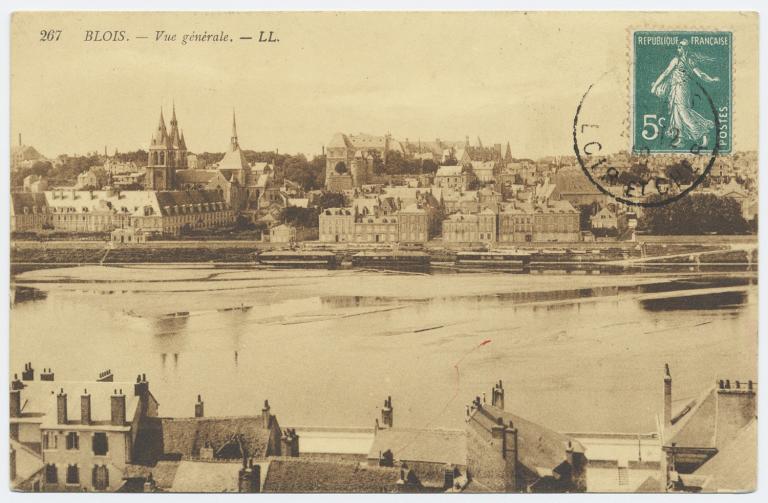 La rive droite en aval du port Vieil, vue prise de la rive gauche. Carte postale ancienne. (archives départementales du Loir-et-Cher, 6 Fi 18/791).