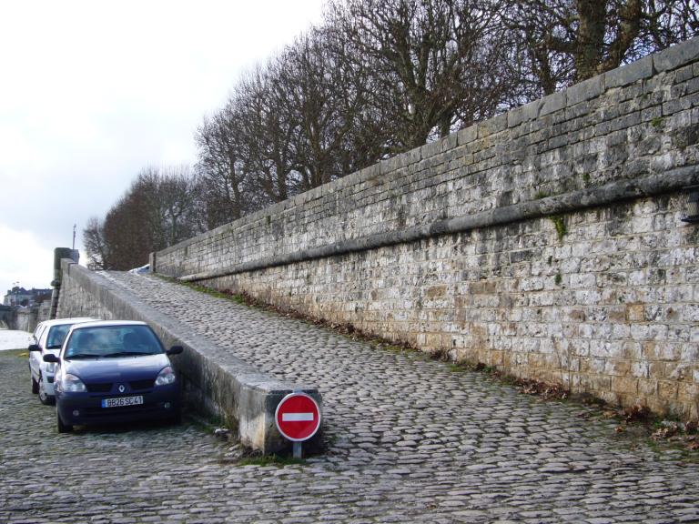 Rampe d'accès au port (située à l'aval du port), vue prise vers l'amont.