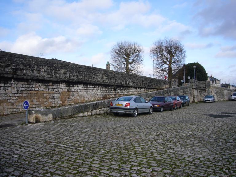 Rampe d'accès au port (située en amont du port).