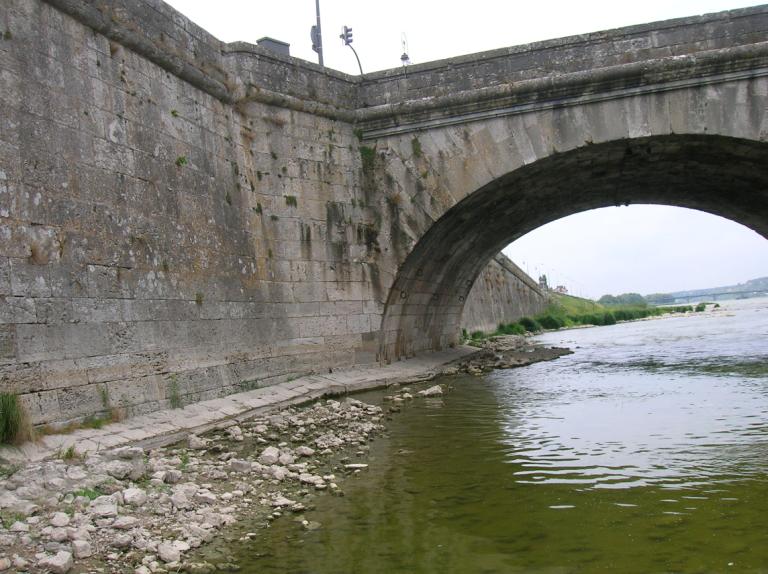 La culée du pont côté rive gauche. Vue prise vers l'aval.