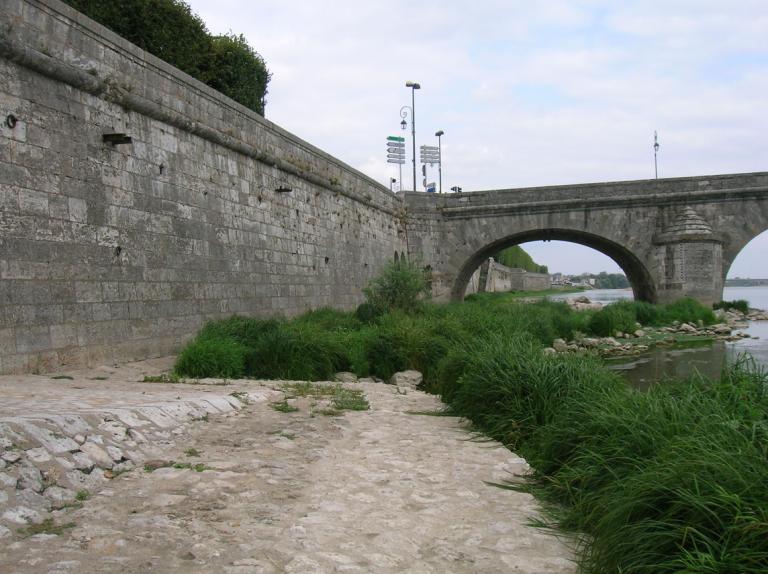 La culée du pont côté rive droite. Vue prise vers l'amont.