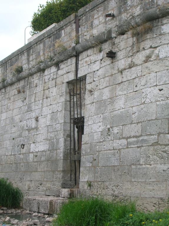 Sortie d'égout côté rive droite.