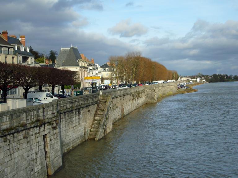 La culée côté rive droite en amont du pont. Vue prise du pont vers l'amont.