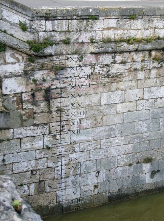 Culée côté rive droite, immédiatement en amont du pont : détail sur une échelle hydrométrique ancienne gravée dans la pierre.