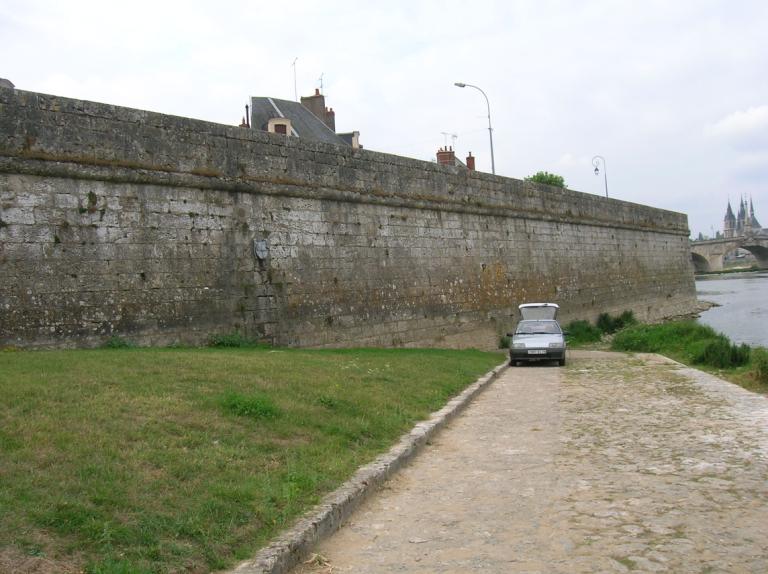 Rive gauche, en amont du pont : vue prise vers l'aval depuis le port de la Creusille.