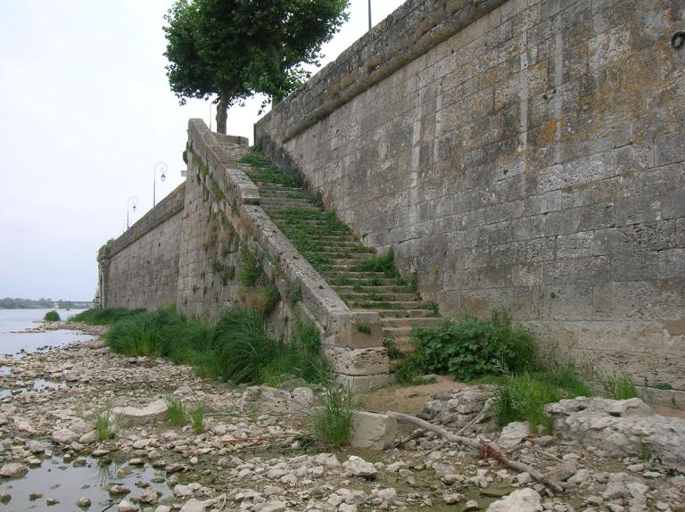 Quai (culées du pont Jacques Gabriel et quai faubourg de Vienne)