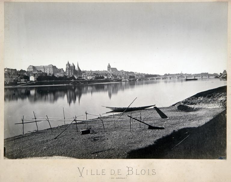 La Loire à Blois en aval du pont Jacques Gabriel. Vue prise de la rive gauche. Photographie non datée (deuxième moitié  XIXe siècle) de Mieusement. (bibliothèque Abbé Grégoire, Blois, RLXA 529).