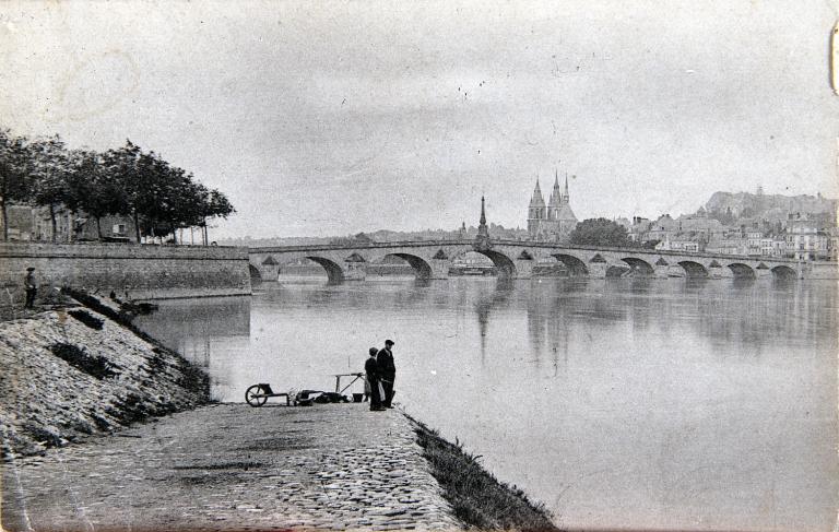 La Loire à Blois, rive gauche en amont du pont Jacques Gabriel. Carte postale ancienne. (bibliothèque Abbé Grégoire, Blois, Lxk 2664).