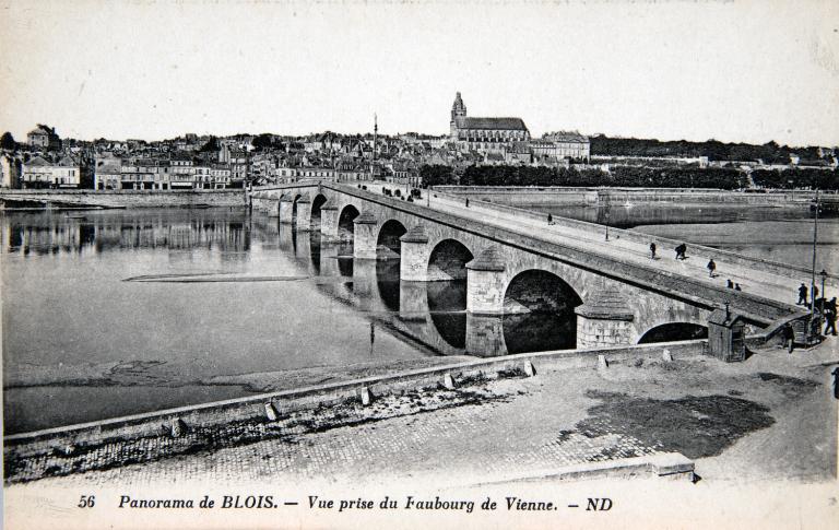 Vue de Blois depuis la rive gauche. Au premier plan, la cale située immédiatement en aval du pont. Carte postale ancienne. (bibliothèque Abbé Grégoire, Blois, Lxk 2703).