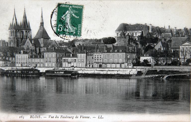 Extrémité aval du Port Vieil vers 1900. Carte postale ancienne. (bibliothèque Abbé Grégoire, Blois, Lxk 2721).