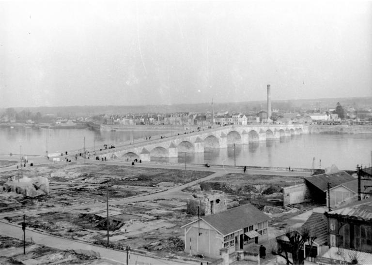 Le pont, 1943. Par René Millet (Fonds René Millet, Archives départementales de Loir-et-Cher, Blois, 10 Fi 1).