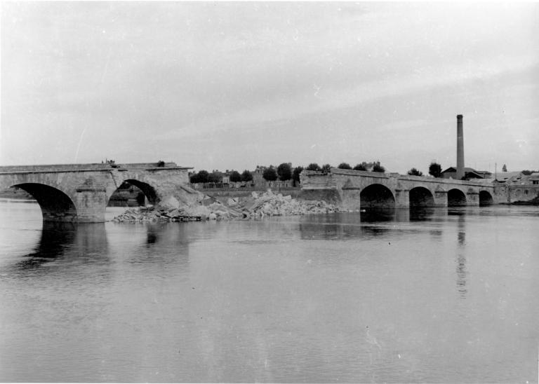 Arches centrales du pont détruites lors du repli de l'armée allemande en Vienne, 1944. Par René Millet (Fonds René Millet, Archives départementales de Loir-et-Cher, Blois, 10 Fi 2).