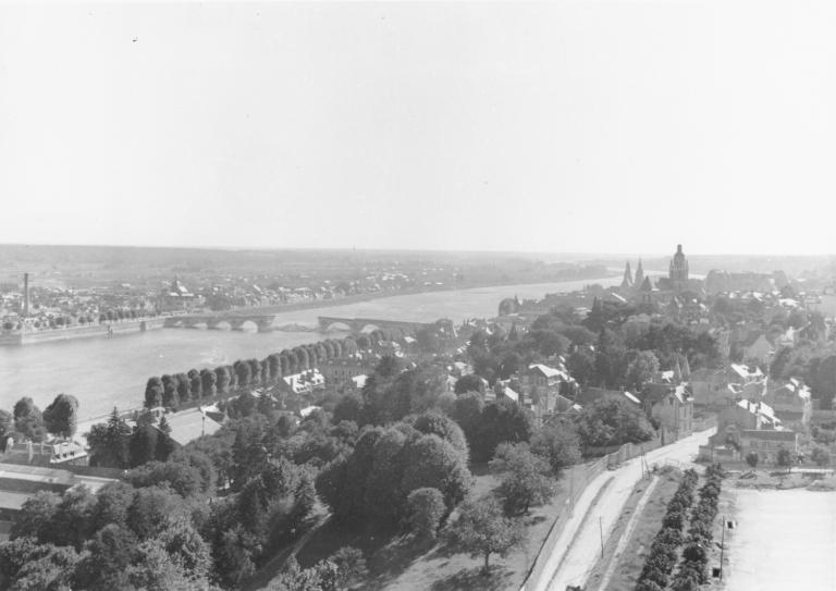 Pont détruit, vu depuis le nord-est de la ville, 1944. Par René Millet (Fonds René Millet, Archives départementales de Loir-et-Cher, Blois, 10 Fi 3).