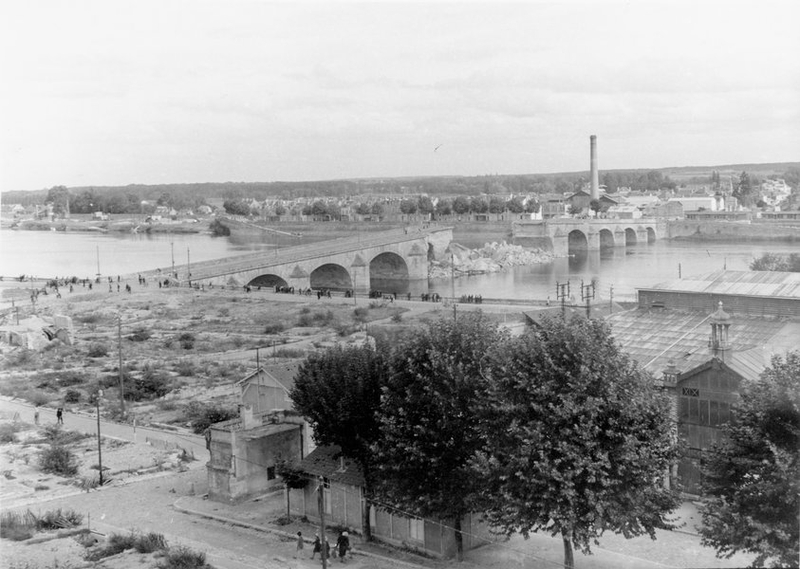 Pont détruit, vu depuis les remparts du château, 1944. (Archives départementales de Loir-et-Cher, Blois, 10 Fi 4). ; Pont détruit, vu depuis les remparts du château, 1944. Par René Millet (Fonds René Millet, Archives départementales de Loir-et-Cher, Blois, 10 Fi 4).