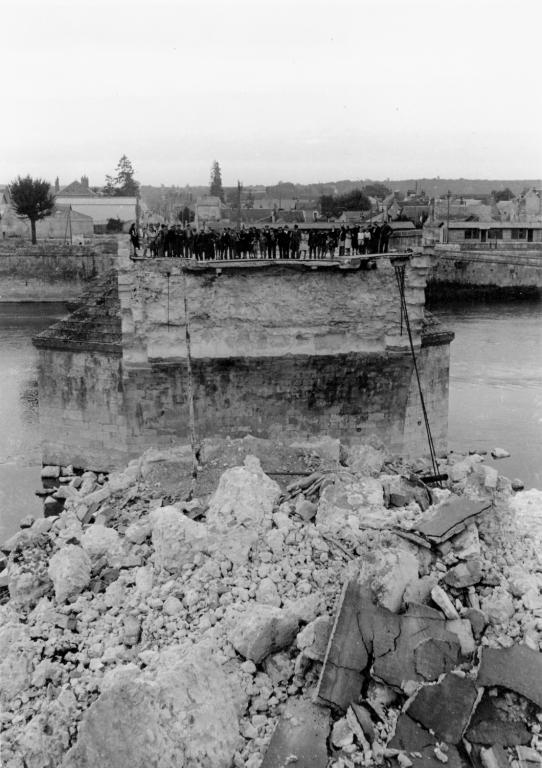 Les arches centrales du pont détruites, 1944. Par René Millet (Fonds René Millet, Archives départementales de Loir-et-Cher, Blois, 10 Fi 5).