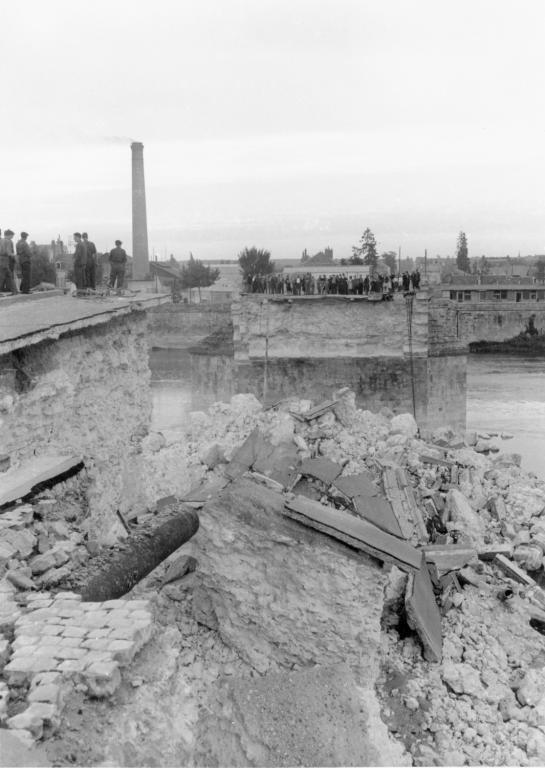 Les arches détruites du pont, 1944. Par René Millet (Fonds René Millet, Archives départementales de Loir-et-Cher, Blois, 10 Fi 6).