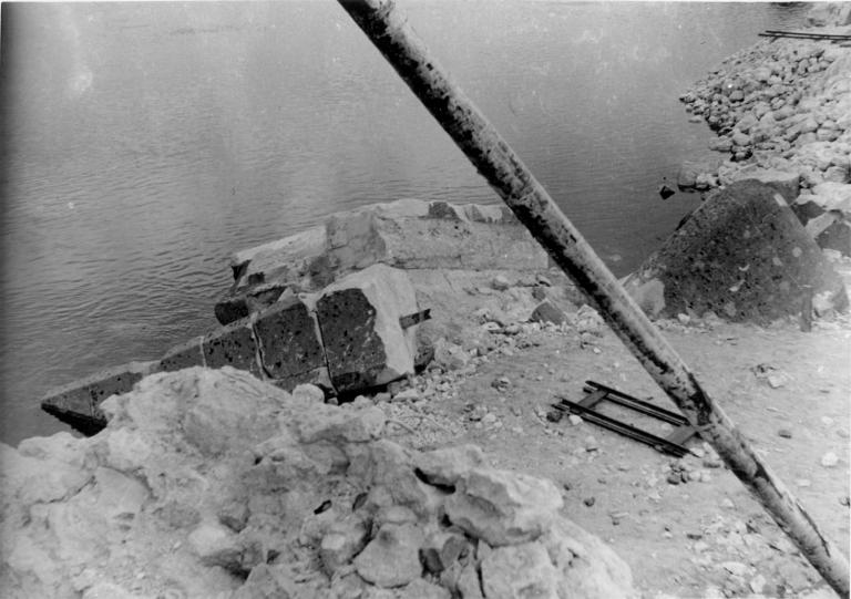 Arches détruites du pont, gravats, 1944. Par René Millet (Fonds René Millet, Archives départementales de Loir-et-Cher, Blois, 10 Fi 7).