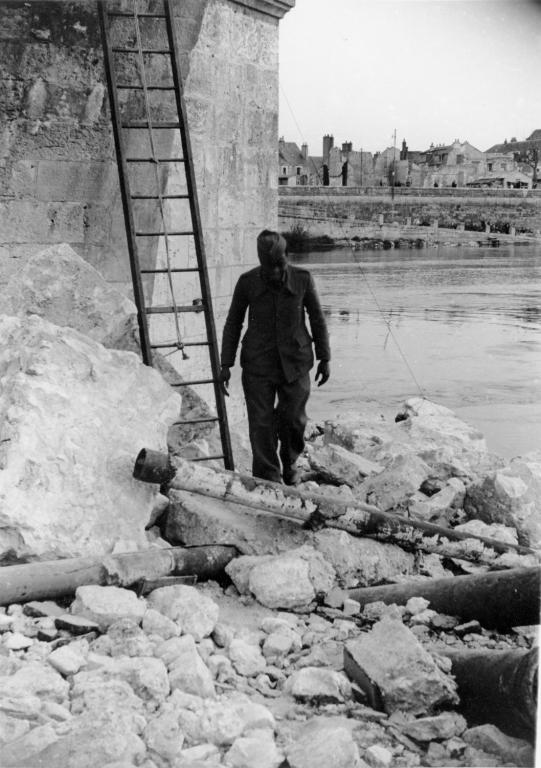 Travaux de déblaiement, 1944. Par René Millet (Fonds René Millet, Archives départementales de Loir-et-Cher, Blois, 10 Fi 8).