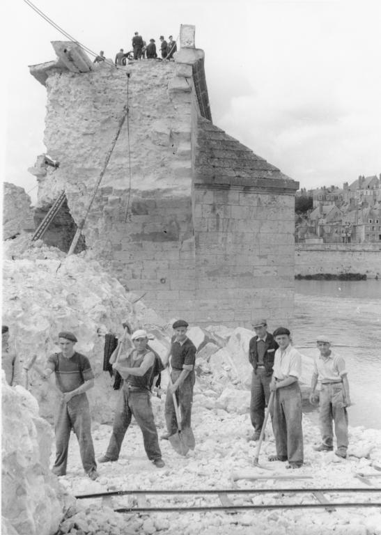 Travaux de déblaiement, 1944. Par René Millet (Fonds René Millet, Archives départementales de Loir-et-Cher, Blois, 10 Fi 9).