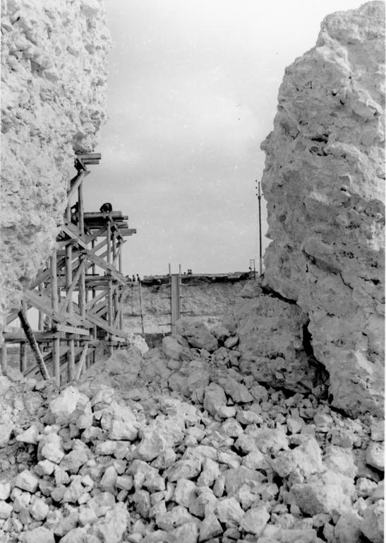 Construction de la première passerelle provisoire, été 1944. Par René Millet (Archives départementales de Loir-et-Cher, Blois, 10 Fi 12).