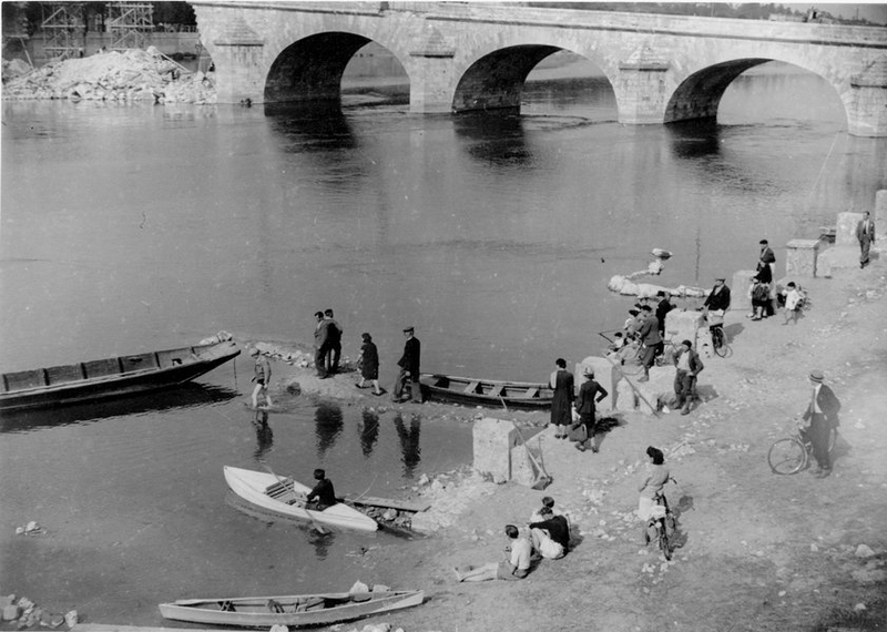 Bords de Loire, le bac, été 1944. (Archives départementales de Loir-et-Cher, Blois, 10 Fi 13). ; Bords de Loire, le bac, été 1944. Par René Millet (Fonds René Millet,  Archives départementales de Loir-et-Cher, Blois, 10 Fi 13).