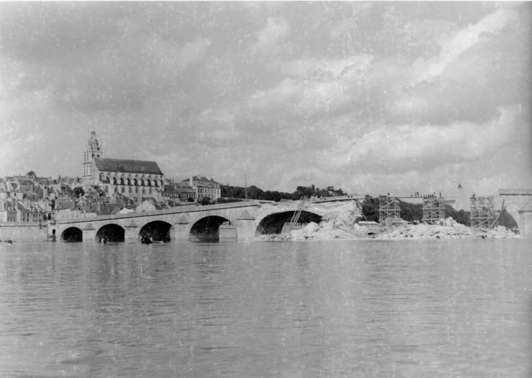 Construction de la première passerelle provisoire, été 1944. Par René Millet (Archives départementales de Loir-et-Cher, Blois, 10 Fi 14).