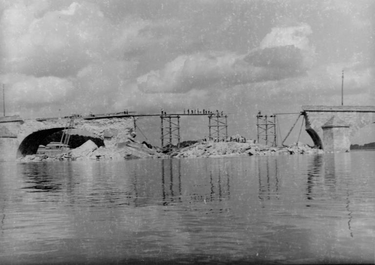 Construction de la première passerelle provisoire, été 1944. Par René Millet (Archives départementales de Loir-et-Cher, Blois, 10 Fi 15).