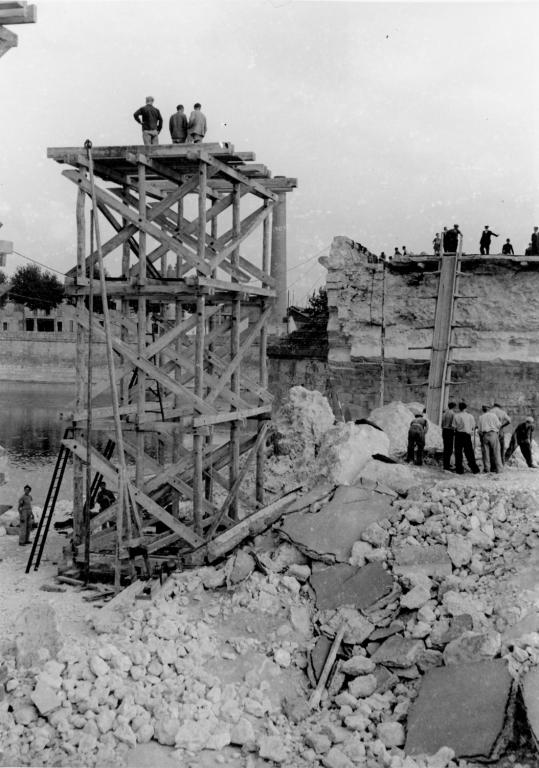 Construction de la première passerelle provisoire, été 1944. Par René Millet (Archives départementales de Loir-et-Cher, Blois, 10 Fi 16).