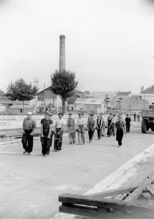 Construction de la première passerelle provisoire, été 1944. Par René Millet (Fonds René Millet, Archives départementales de Loir-et-Cher, Blois, 10 Fi 17).