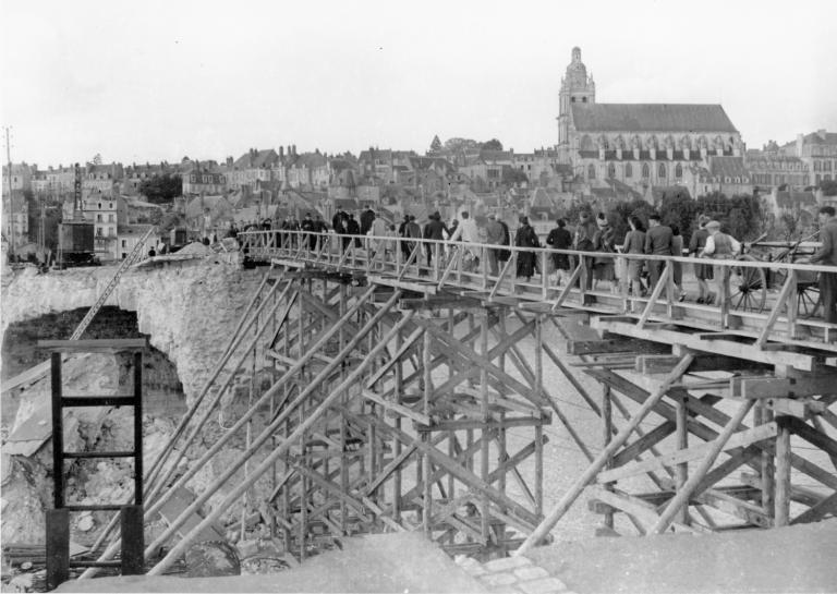 La première passerelle provisoire, septembre 1944. Par René Millet (Fonds René Millet, Archives départementales de Loir-et-Cher, Blois, 10 Fi 18).