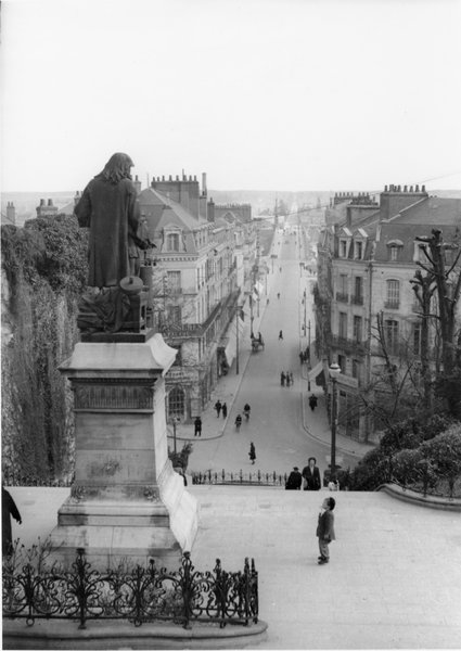 Vue de la ville depuis le haut de l'escalier Denis-Papin, années quarante. (Archives départementales de Loir-et-Cher, Blois, 10 Fi 49).