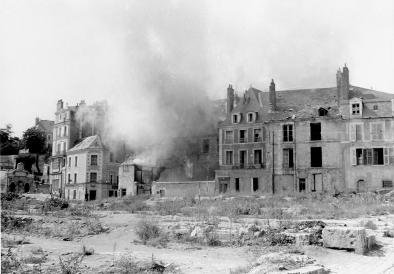 L'incendie de l'hôtel Maillé, 1944. Par René Millet (Fonds René Millet, Archives Départementales de Loir-et-Cher, Blois, 10 Fi 55).