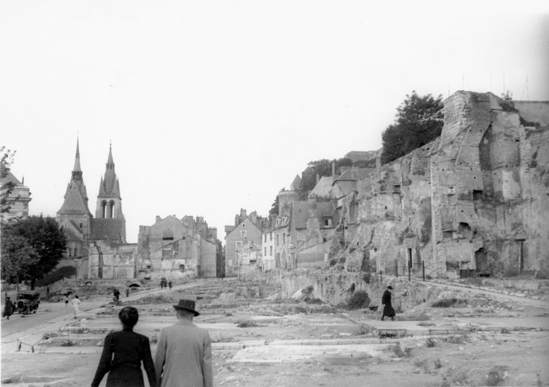 Etat de la place Louis-XII après les déblaiements, vers 1943-44. (Archives départementales de Loir-et-Cher, Blois, 10 Fi 56). ; La ville basse détruite, zone de la place Louis-XII et de la rue des Violettes, probablement 1944. (Archives départementales de Loir-et-Cher, Blois, 10 Fi 56).