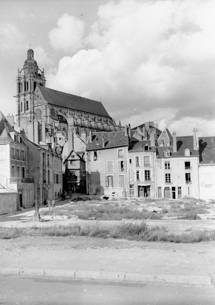 Place Ave-Maria, vers 1943. Par René Millet (Fonds René Millet, Archives départementales de Loir-et-Cher, Blois, 10 Fi 57). ; Place Ave-Maria, années quarante. (Archives départementales de Loir-et-Cher, Blois, 10 Fi 57).