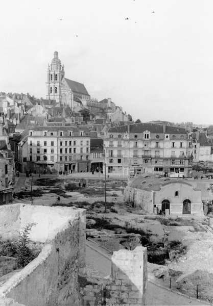 La ville basse détruite vue depuis la place du Château, années quarante. (Archives départementales de Loir-et-Cher, Blois, 10 Fi 58).