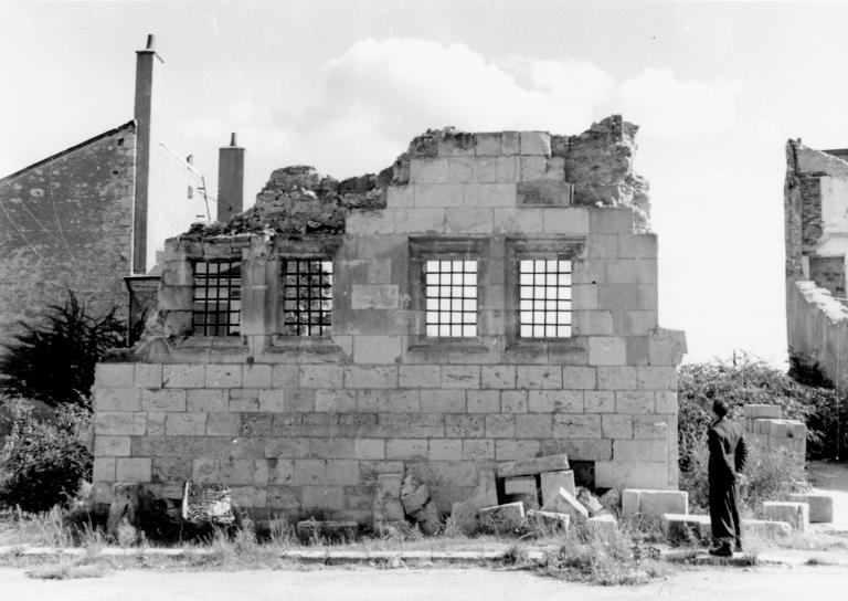 Ruines de l'hôtel d'Epernon, années quarante. (Archives départementales de Loir-et-Cher, Blois, 10 Fi 59). ; Ruines de l'hôtel d'Epernon, années quarante.