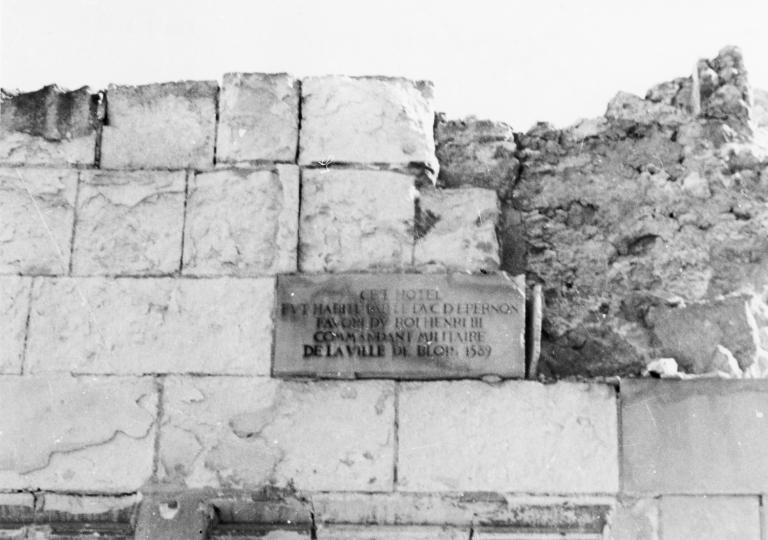 Ruines de l'hôtel d'Epernon, années 1940. (Archives départementales de Loir-et-Cher, Blois, 10 Fi 60). ; Ruines de l'hôtel d'Epernon, années quarante.