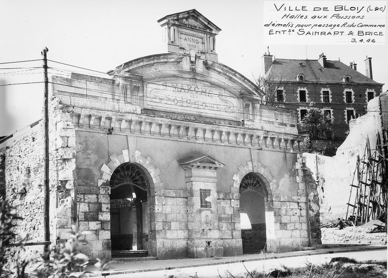 La poissonnerie endommagée par les bombardements des 1940, fut rasée après-guerre pour la construction de l'îlot G. Auteur inconnu (Archives départementales de Loir-et-Cher, Blois, 1029 W 89). ; Halle aux poissons démolie pour le passage de la rue du Commerce, 3-04-1946. (Archives départementales de Loir-et-Cher, Blois, 1029 W 89). ; Halle aux poissons démolie pour le passage de la rue du Commerce, 3-04-1946. (Archives départementales de Loir-et-Cher, Blois, 1029 W 89).