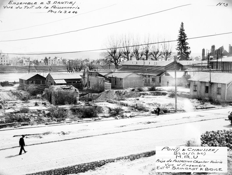 Prise de possession, chantier de voierie, vue d'ensemble depuis le toit de la poissonnerie, n°3 , 3-04-1946. (Archives départementales de Loir-et-Cher, Blois, 1029 W 89).