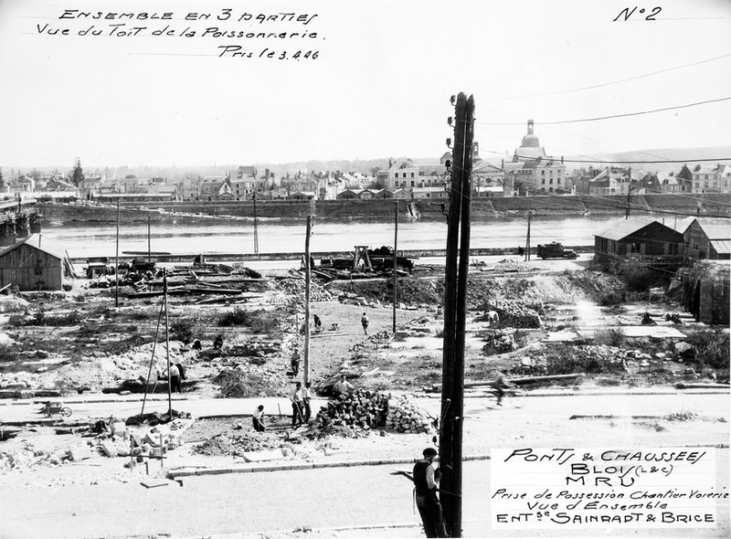 Prise de possession, chantier de voierie, vue d'ensemble depuis le toit de la poissonnerie, n°2 , 3-04-1946. (Archives départementales de Loir-et-Cher, Blois, 1029 W 89).