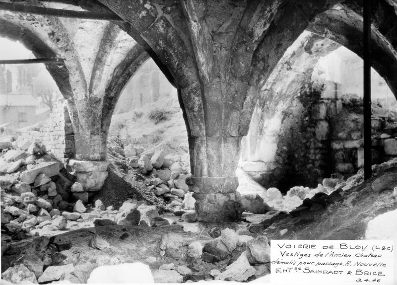 Vestiges de la cave Martineau démolis pour le passage de la rue Emile-Laurens, 3-04-1946. (Archives départementales de Loir-et-Cher, Blois, 1029 W 89).